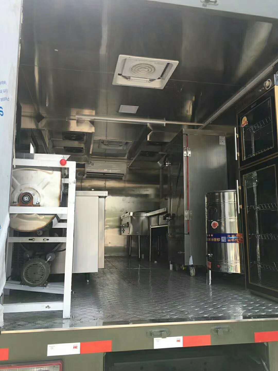 某軍區(qū)在我廠訂購(gòu)的六驅(qū)餐飲后勤保障車準(zhǔn)備發(fā)